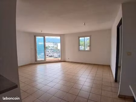 t3 lumineux avec balcon – saint-louis
