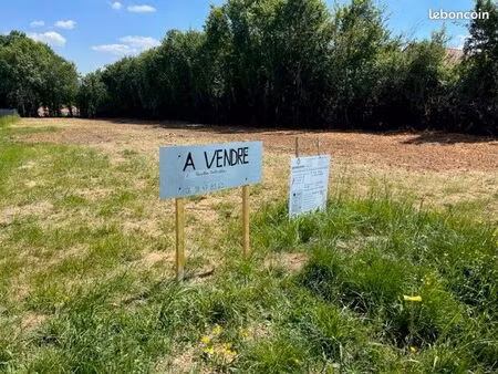 deux parcelles constructibles sur escamps dans l'yonne  à 14 kms d'auxerre et 150 kms de p
