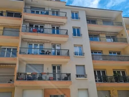 t2 30m2 proche centre  balcon  garage