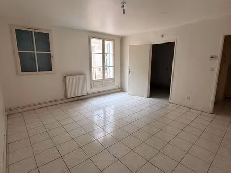 t3 meublé avec parking sécurisé – rénovation complète en cours – blois centre