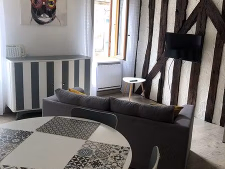 appartement t2 au cœur du centre ville d'auxerre avec parking privé et sécurisé