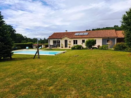 proche de gourdon  maison récente de plain pied avec piscine  garage  abris de jardin et..