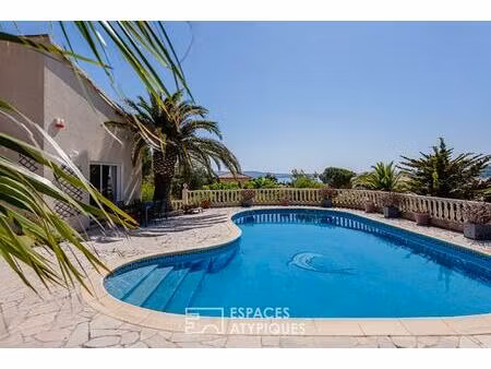 villa d'architecte avec piscine  patio central  dépendances et vue dégagée
