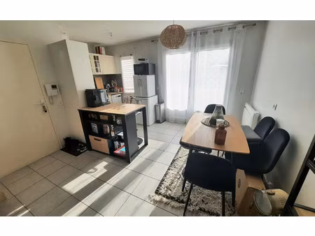 location appartement  m² t-2 à mézières-sur-seine  730 €