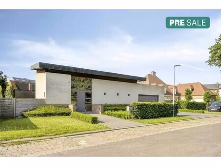ruime villa met 4 slaapkamers op 988 m²