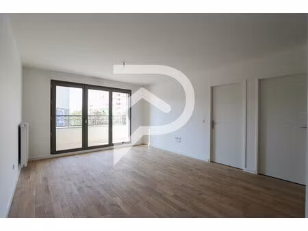 2 pieces 45 m2 - balcon - parking - immeuble recent -
