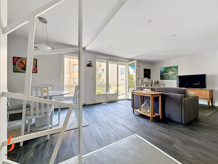 a vendre  appartement 3 chambres avec terrasse et garage.