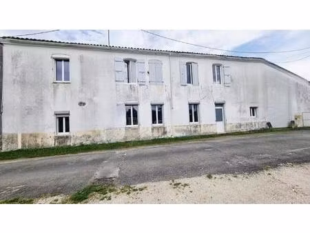 authentique maison charentaise avec fort potentiel – 170 m² habitables  vastes dépendances