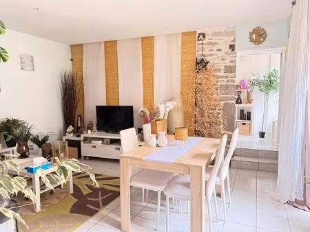 maison de 85 m2  2 chambres  dépendance.