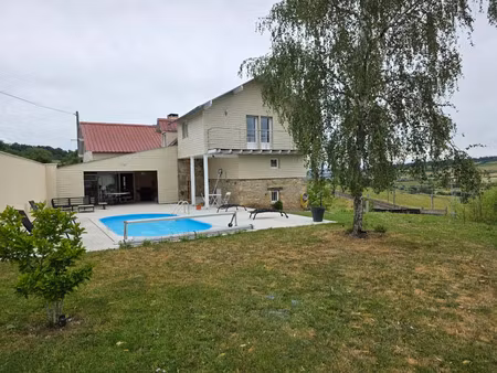 situation isolée. belle vue et piscine. ensemble sur 6 000m².