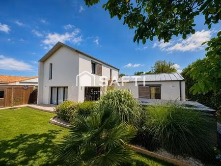 maison contemporaine dans un quartier recherché