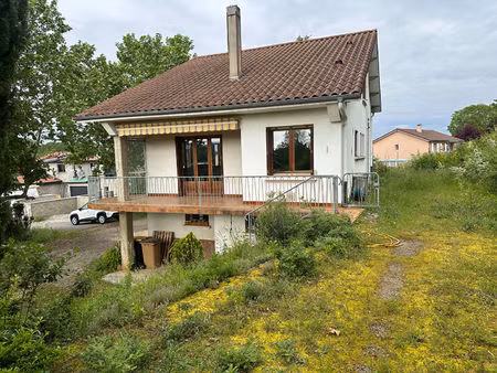 frontonas  villa à rénover sur 5000 m² de terrain.