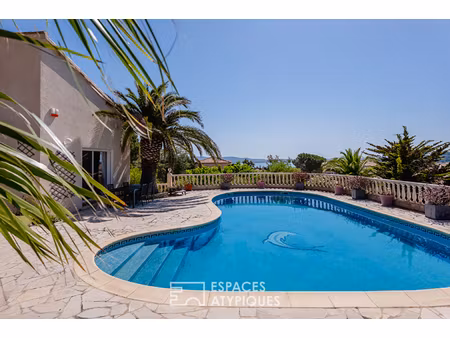 villa d'architecte avec piscine  patio central  dépendances et vue dégagée