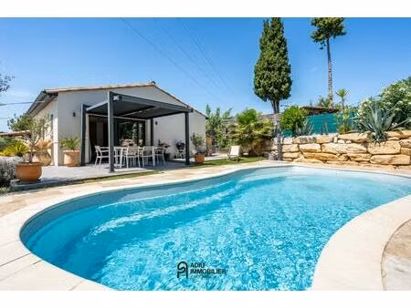 villa récente de plain-pied avec piscine à pied du centre d’uzès