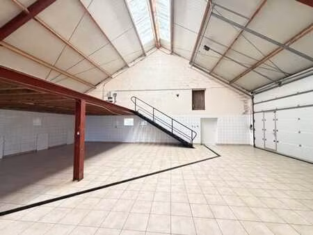 vaste hall à louer