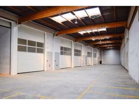 espace pme de 54 m² avec porte sectionnelle