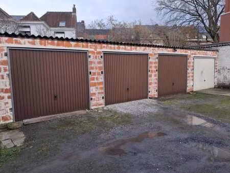 lot de 4 garages et une remise