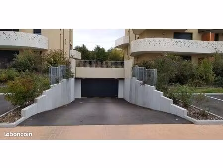double garage en sous-sol avec vidéosurveillance