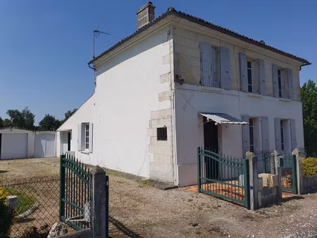 maison type charentaise avec cachet et caractère à rafraîchi