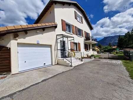 appartement 4 pièces avec double garage dans maison indépendante