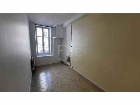 t1 de 17m² - montée cardinal decourtray à lyon 5
