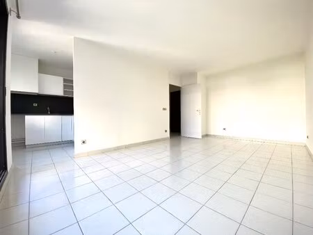 a louer - st laurent du var - studio avec parking