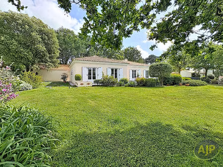 maison 5 pièces 127 m² sur 1935 m² de terrain divisible.