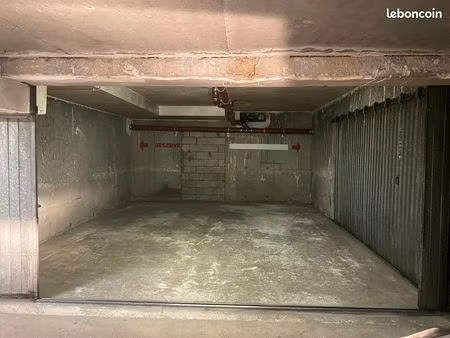 loue grand garage deux voitures fermé dans copropriété sécurisée
