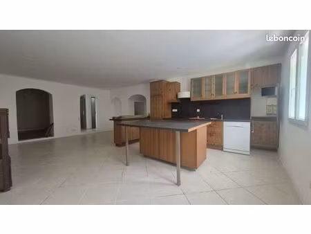 bas de maison de ville