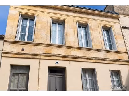 ? grand t2 de 60 m² climatisé – centre pauillac – dernier étage