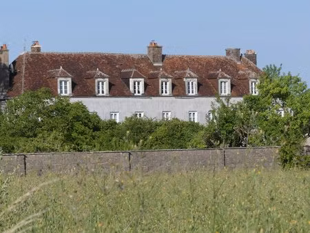 gentilhommiere et ses dependances sur parc
