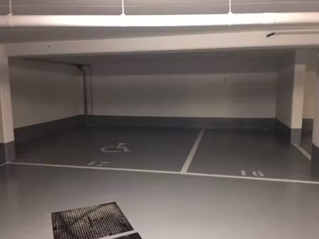 grand stationnement à louer dans un immeuble neuf