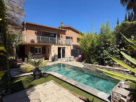 maison de 210 m² avec 4 appartements  piscine sur 800 m²