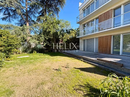 magnifique duplex avec terrasse et jardin à saint germain en laye 6 pièce(s) 121.10 m2
