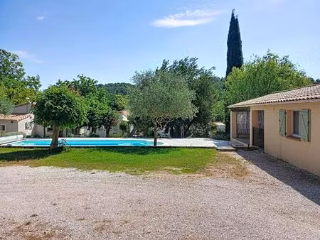 villa sur 1700m² de terrain avec piscine  appartement et garage - le val