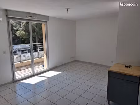lumineux t2 rénové avec grand balcon et parking privatif couvert- proche centre ville