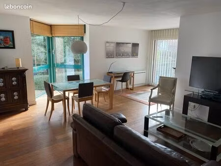 particulier loue appartement 2 chambres meublées (82 m2) à 100 mètres du tramway