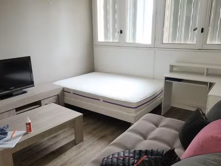 bel appartement f1 meublé situé au 1er étage avec ascenseur  dans une résidence calme du q
