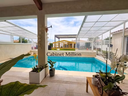 bâtisse avec annexes et villa sur toît.