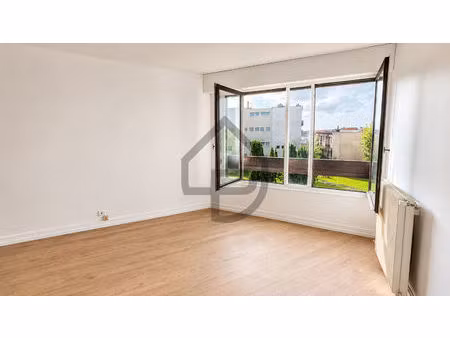 botzaris. studio avec cave et parking.