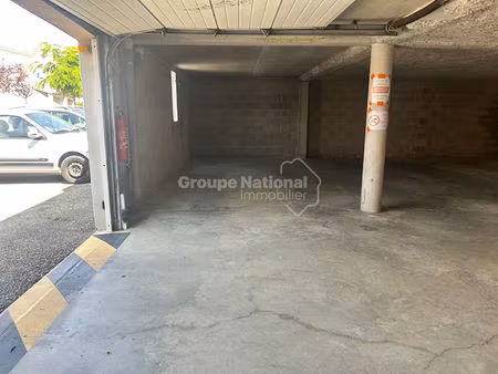 emplacement de parking couvert