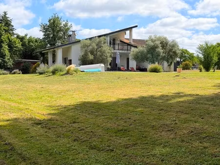 magnifique maison contemporaine atypique avec piscine sécurisée et grand terrain avec vue 