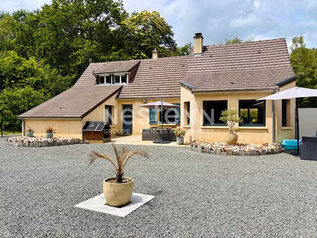 maison familiale 4 chambres avec piscine et triple garage dans un environnement privilégié