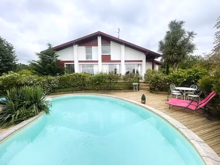 maison indépendante avec piscine et vue dégagée