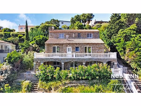 villa de caractère de 5 chambres avec piscine  dans un environnement privilégié avec accès