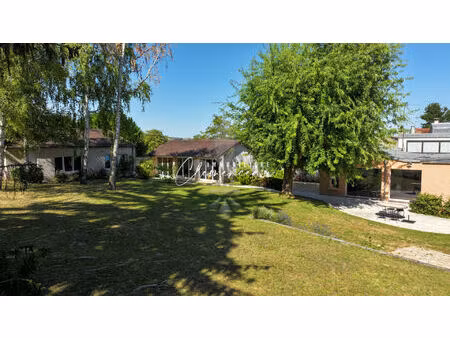 villennes-sur-seine - plein centre ville - 325 m² et dépendances