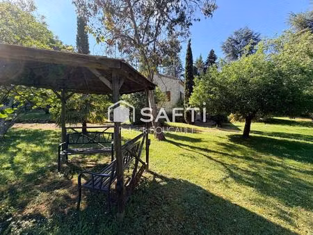 ensemble immobilier de 3 maisons sur terrain boisé