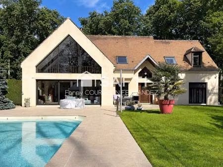 propriété de standing avec piscine dans le lys