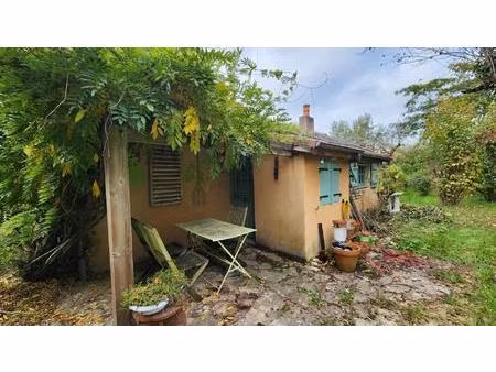 maisonnette refuge de 2 chambres  dans un écrin végétal proche des commodités  doublée d'u