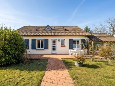 maison de 6 pièces de 137 m² avec piscine à les bordes